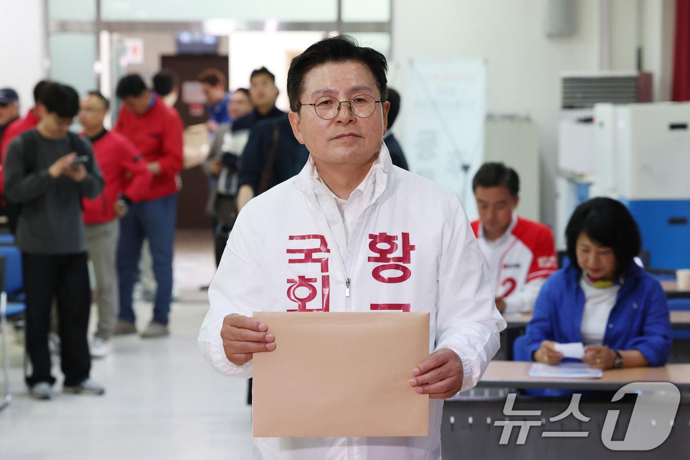 본문 이미지 - 황교안 자유와혁신 경기 평택을 후보가 14일 경기 평택시 이충동 평택시선거관리위원회에서 후보자 등록을 하고 있다. 2026.5.14 ⓒ 뉴스1 김영운 기자