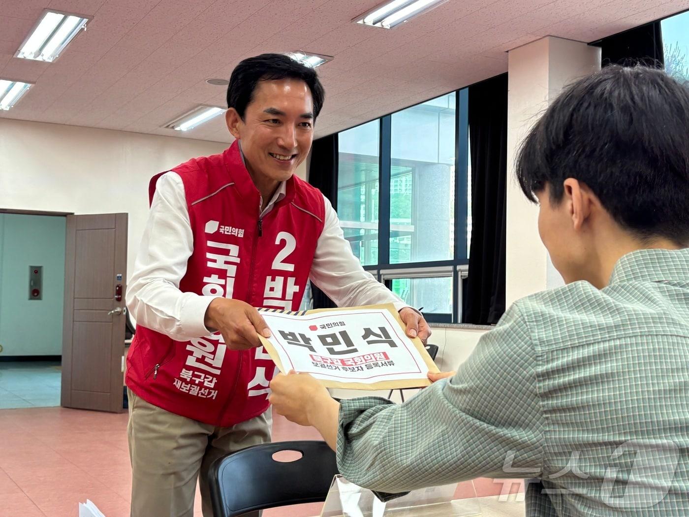 본문 이미지 - 박민식 국민의힘 부산 북구갑 국회의원후보가 6.3 보궐선거 본 후보 등록 첫 날인 14일 북구선거관리위원회에서 후보 등록을 하고 있다. 2026.5.14 ⓒ 뉴스1 홍윤 기자