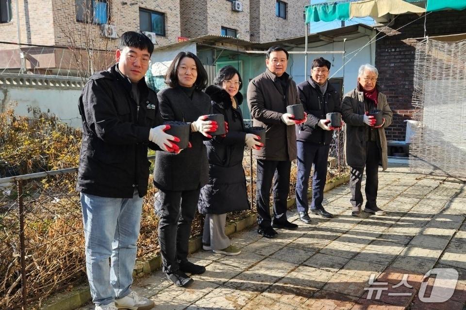 본문 이미지 -  왼쪽에서 첫번째가 故 박준용 주무관(충주시 제공. 재판매 및 DB금지) 