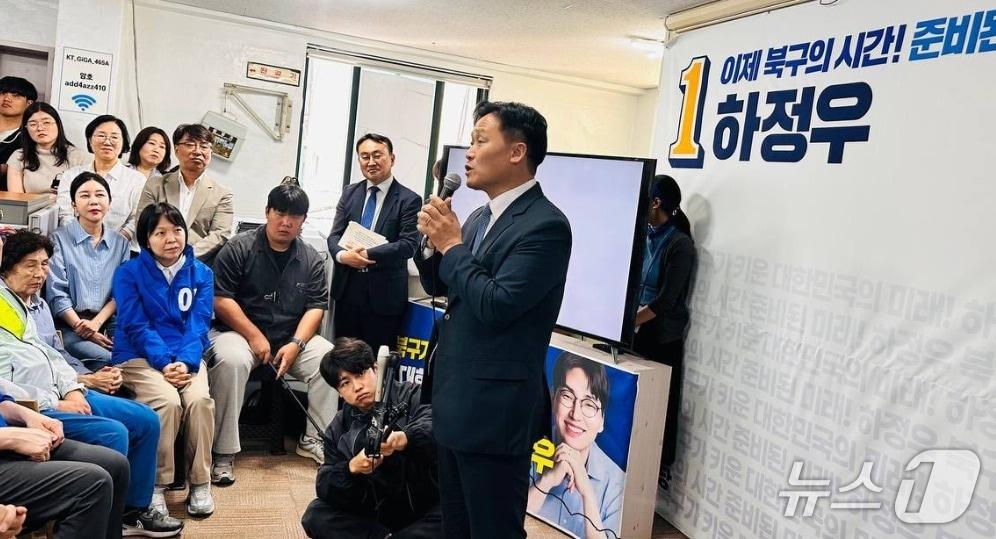 본문 이미지 -  더불어민주당 김영진 의원이 지난 10일 하정우 부산 북구갑 후보 선거캠프 개소식에서 격려사를 하는 모습. (SNS 갈무리) ⓒ 뉴스1