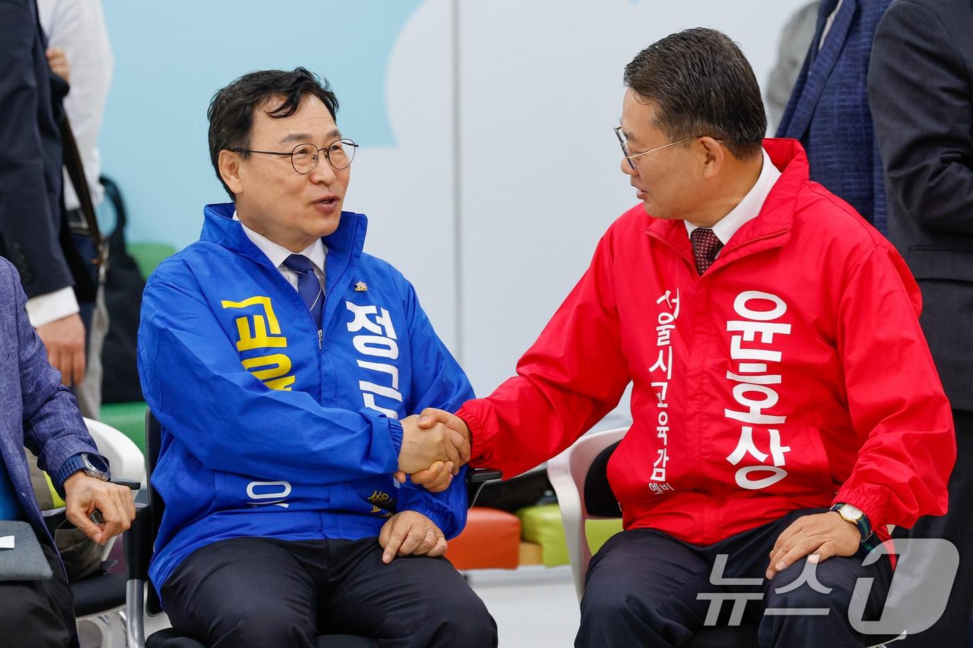 본문 이미지 - 진보 진영 후보로 추대된 정근식(왼쪽), 보수 진영 윤호상 서울시교육감 후보가 14일 오전 종로구 서울시선거관리위원회에서 제9회 전국동시지방선거(6월3일) 후보자 등록을 앞두고 악수를 하고 있다. 2026.5.14 ⓒ 뉴스1 안은나 기자