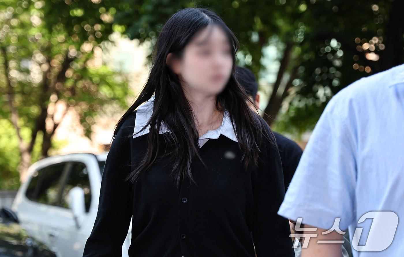 본문 이미지 - 모텔에서 아이를 출산한 뒤 숨지게 한 혐의를 받는 A씨가 14일 서울 양천구 서울남부지방법원에서 열린 구속 전 피의자 심문(영장실질심사)에 출석하고 있다. ⓒ 뉴스1 김도우 기자