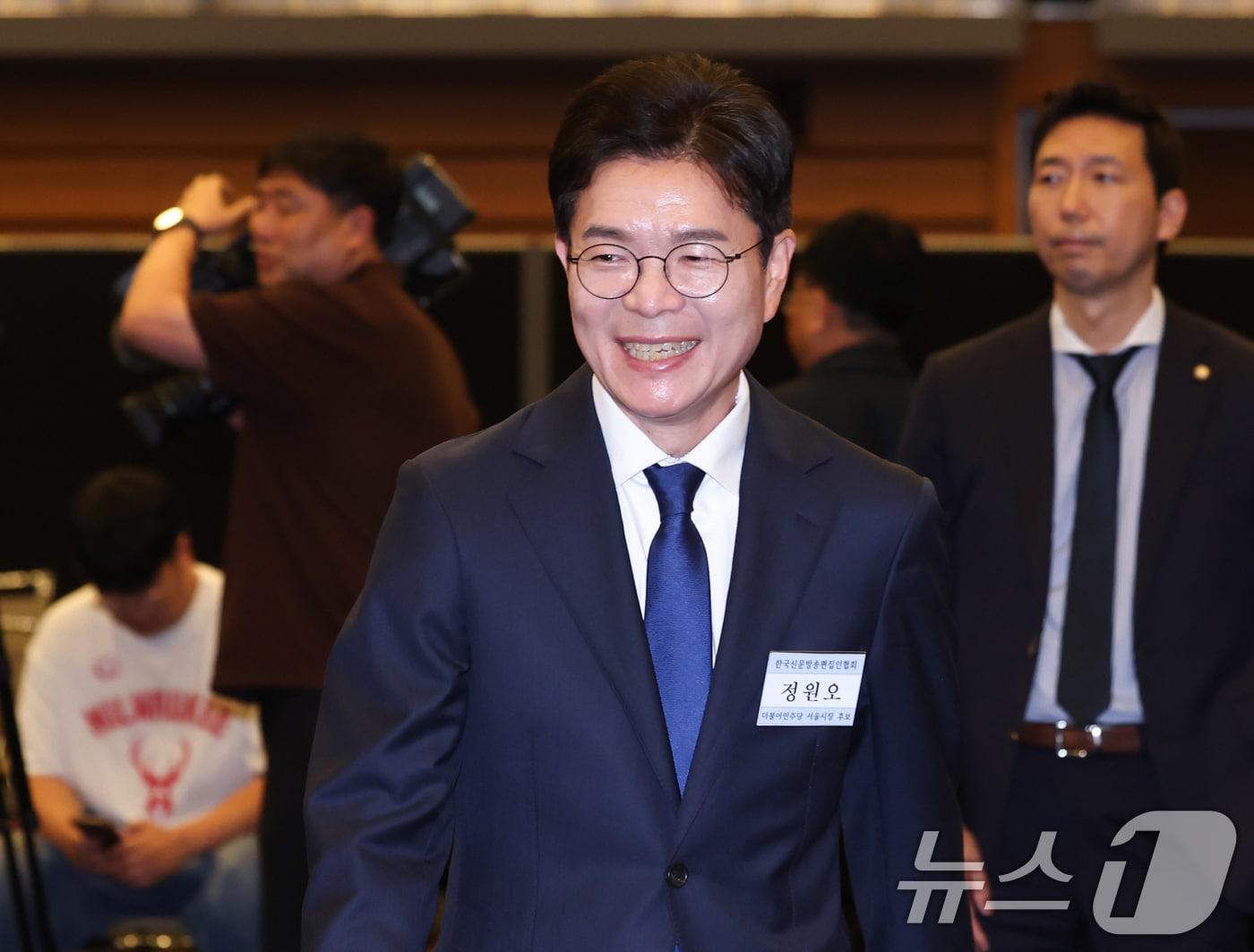 본문 이미지 - 정원오 더불어민주당 서울시장 후보가 14일 오전 서울 중구 대한상공회의소 국제회의장에서 열린 한국신문방송편집인협회 초청 포럼에 미소를 지으며 참석하고 있다. 2026.5.14 ⓒ 뉴스1 임지훈 인턴기자