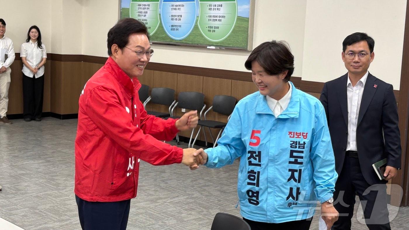 본문 이미지 - 박완수 국민의힘 경남지사 후보와 전희영 진보당 경남지사 후보가 14일 경남 창원시 경남도선거관리위원회에서 6·3 지방선거 경남지사 후보자 등록을 마친 뒤 악수하고 있다. 2026.5.14 ⓒ 뉴스1 강정태 기자