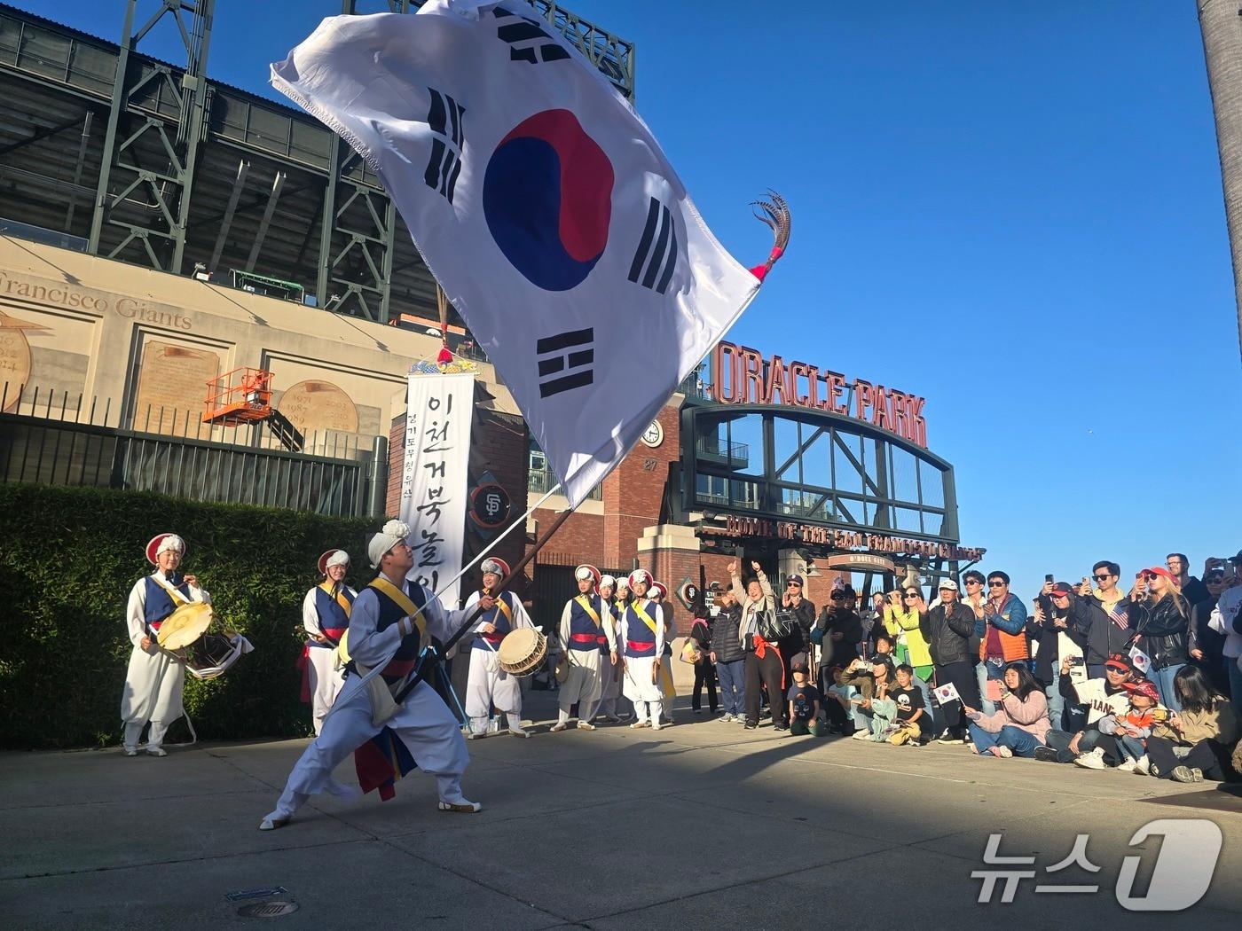 본문 이미지 - 이천통신사가 미국 현지에서 이천거북놀이를 공연하고 있는 모습.(이천시 제공)