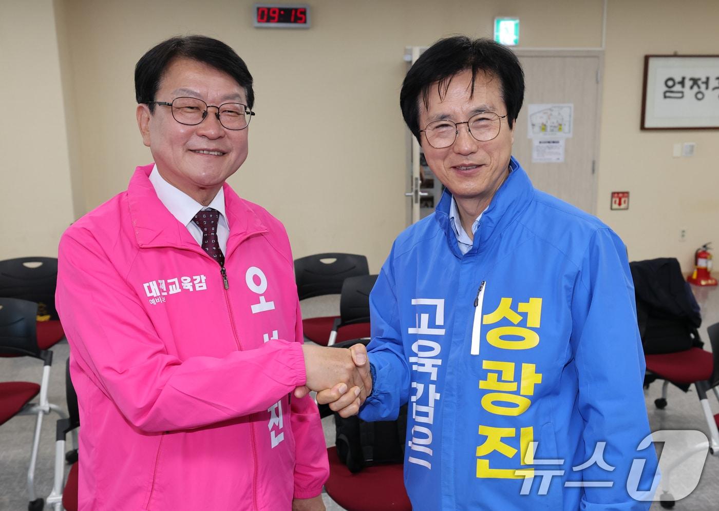 본문 이미지 - 오석진(왼쪽), 성광진 대전시교육감 후보가 14일 오전 대전시선거관리위원회에서 후보들이 등록을 마치고 악수하고 있다. 2026.5.14 ⓒ 뉴스1 김기태 기자