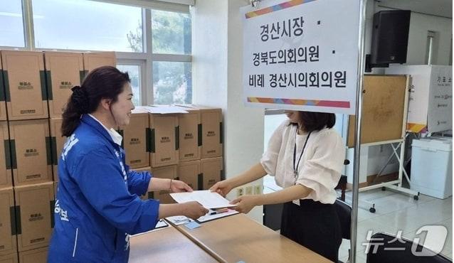 본문 이미지 - 김기현 민주당 경산시장 후보가 14일 경산시 선관위에서 경산시장 후보 등록을 하고 있다. (김기현 캠프 제공. 재판매 및 DB금지)/뉴스1