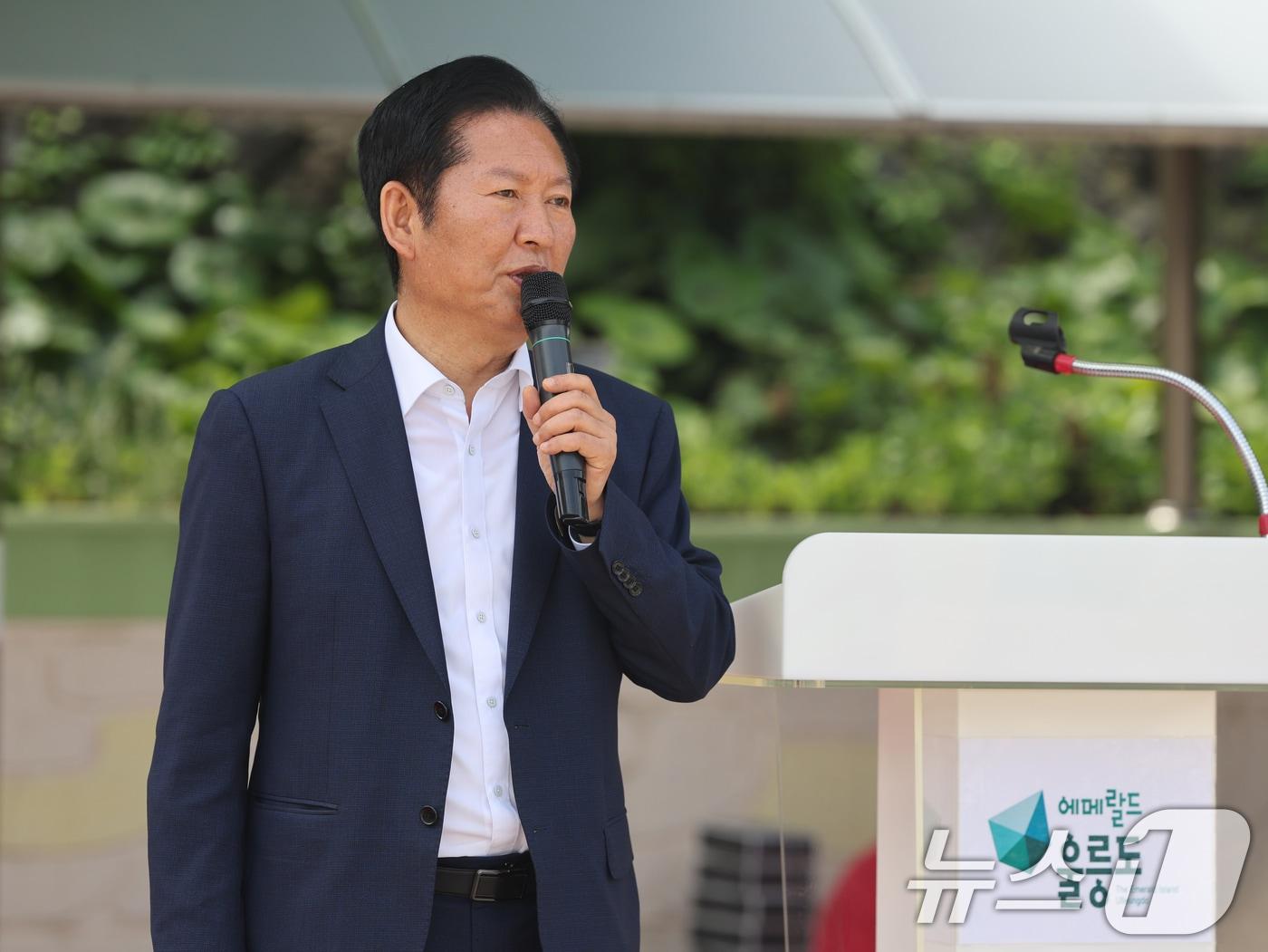 본문 이미지 - 정청래 더불어민주당 대표가 14일 오전 경북 울릉군 천부초등학교에서 열린 ‘제30회 북면 면민체육대회’에서 축사를 하고 있다. 2026.5.14 ⓒ 뉴스1 황기선 기자