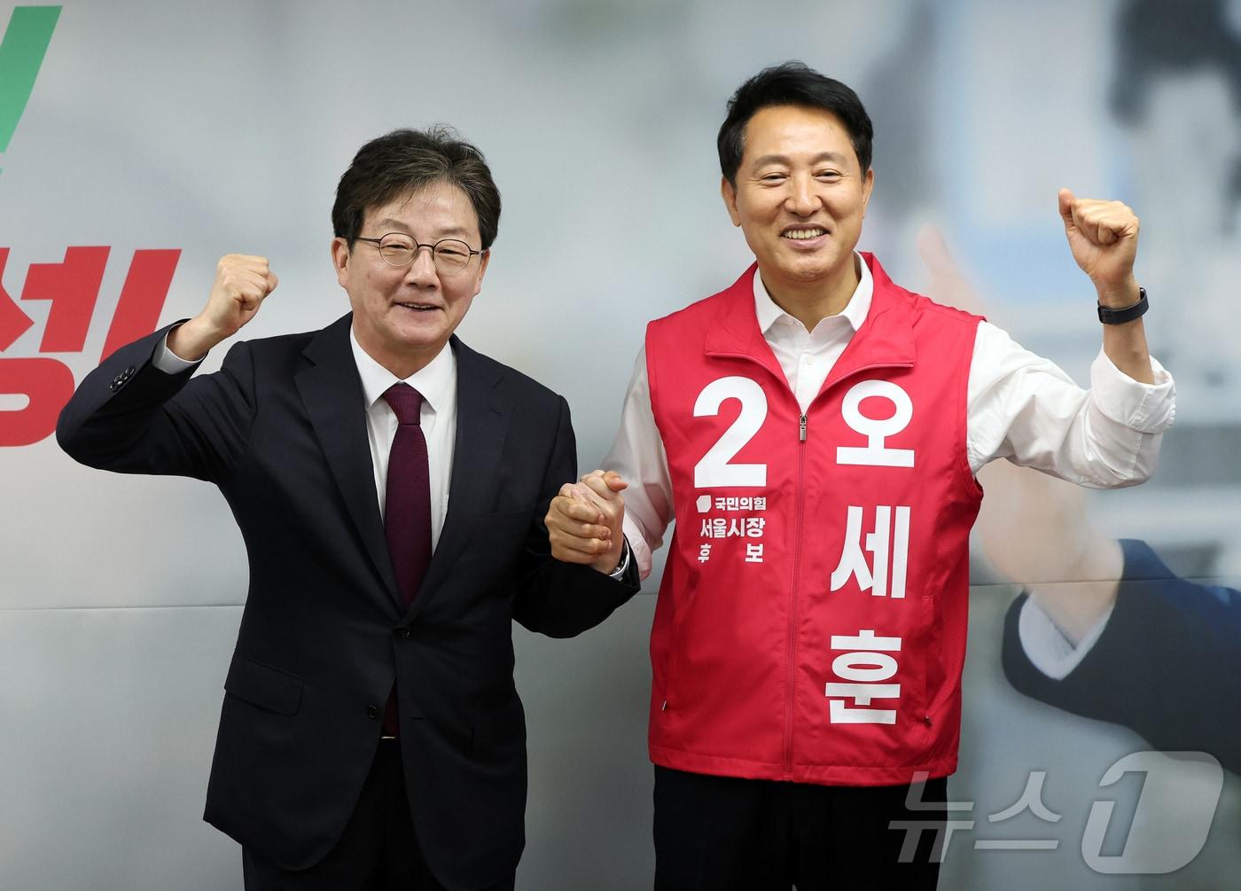본문 이미지 - 오세훈 국민의힘 서울시장 후보(오른쪽)가 14일 오전 서울 종로구 선거사무소에서 유승민 전 의원을 만나 인사를 나누고 있다. 2026.5.14 ⓒ 뉴스1 김진환 기자