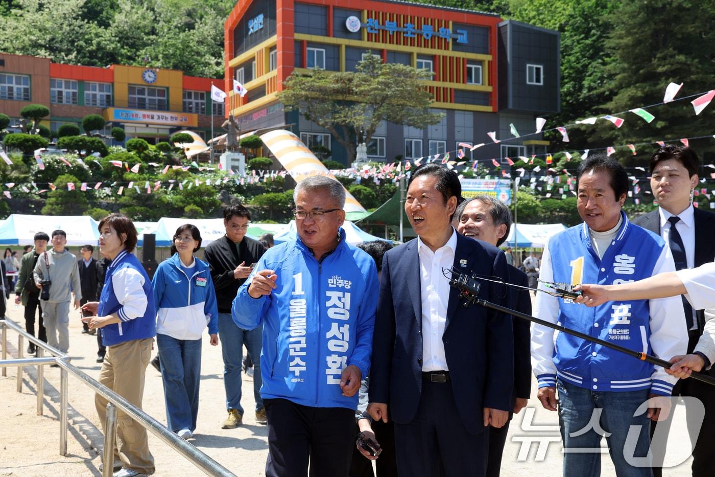 본문 이미지 - 정청래 더불어민주당 대표가 14일 오전 경북 울릉군 천부초등학교에서 열린 ‘제30회 북면 면민체육대회’에서 주민들과 인사를 나누기 위해 이동하고 있다. 2026.5.14 ⓒ 뉴스1 황기선 기자