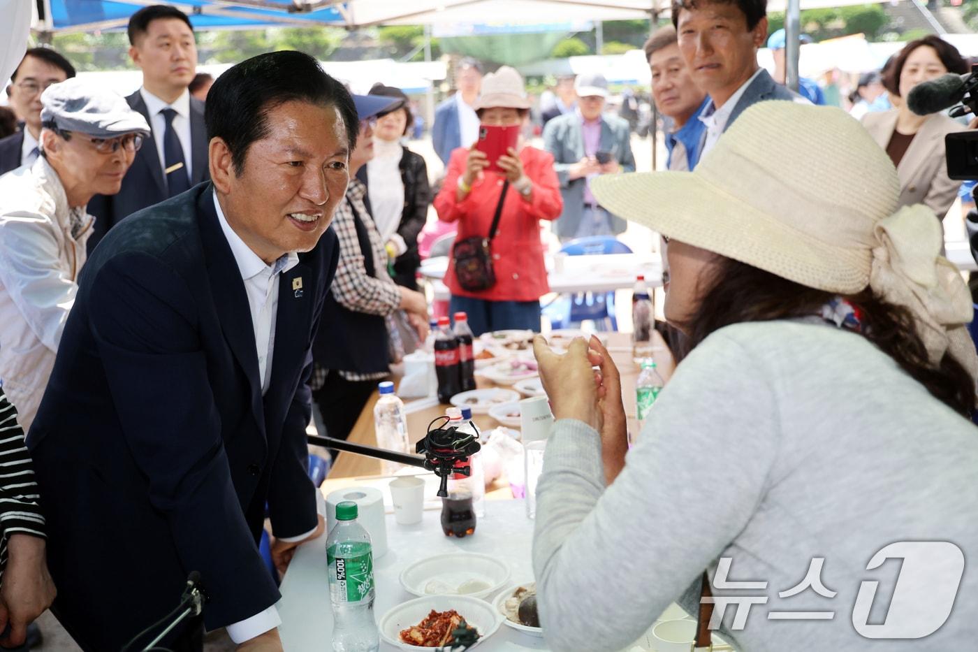 본문 이미지 - 정청래 더불어민주당 대표가 14일 오전 경북 울릉군 천부초등학교에서 열린 ‘제30회 북면 면민체육대회’에서 주민들과 인사를 나누고 있다. 2026.5.14 ⓒ 뉴스1 황기선 기자
