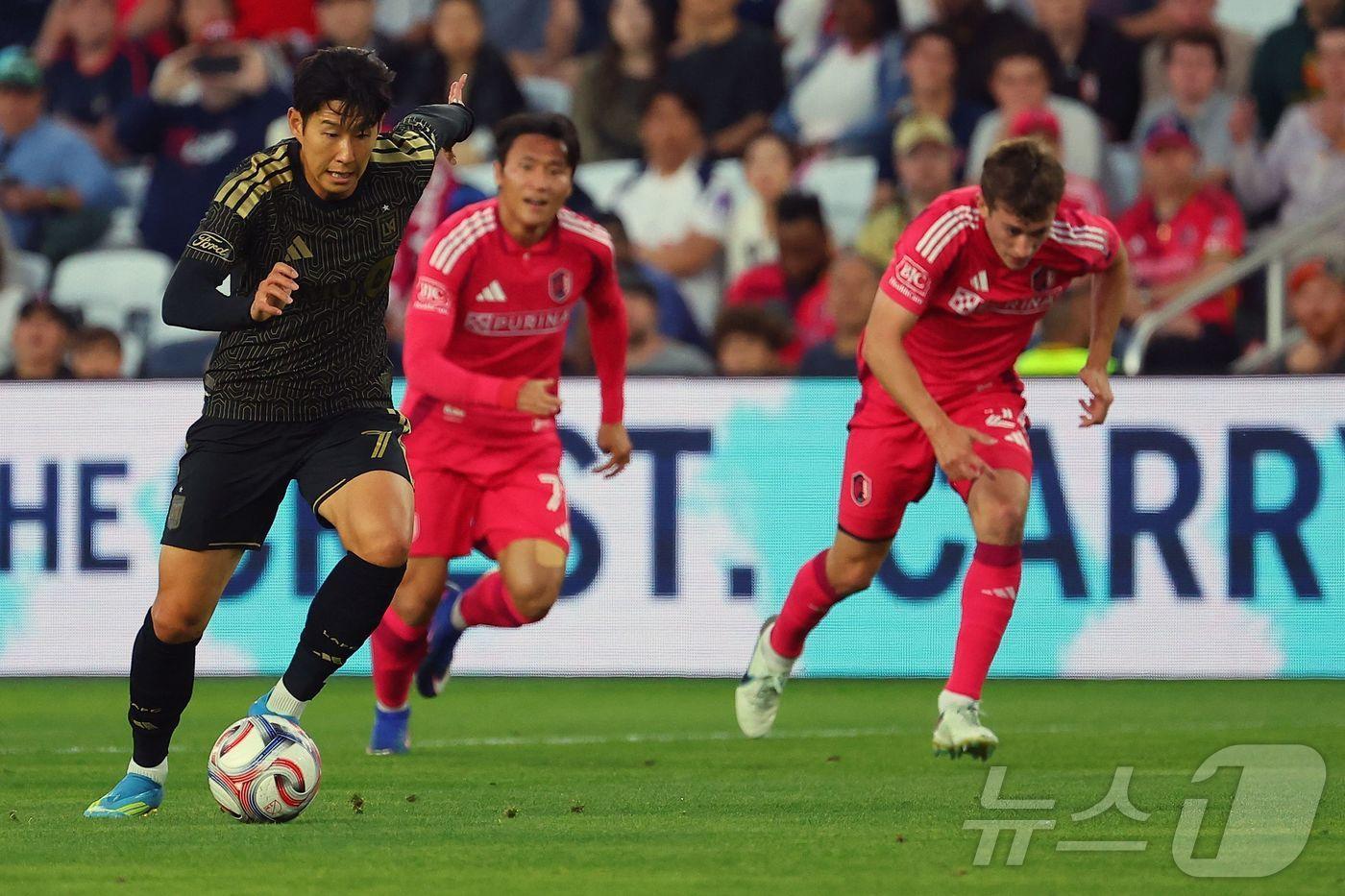 본문 이미지 - LA FC 손흥민이 14일(한국시간) 미국 미주리주 세인트루이스의 에너자이저 파크에서 열린 세인트루이스와 2026 MLS 13라운드에서 드리블을 하고 있다.  ⓒ AFP=뉴스1