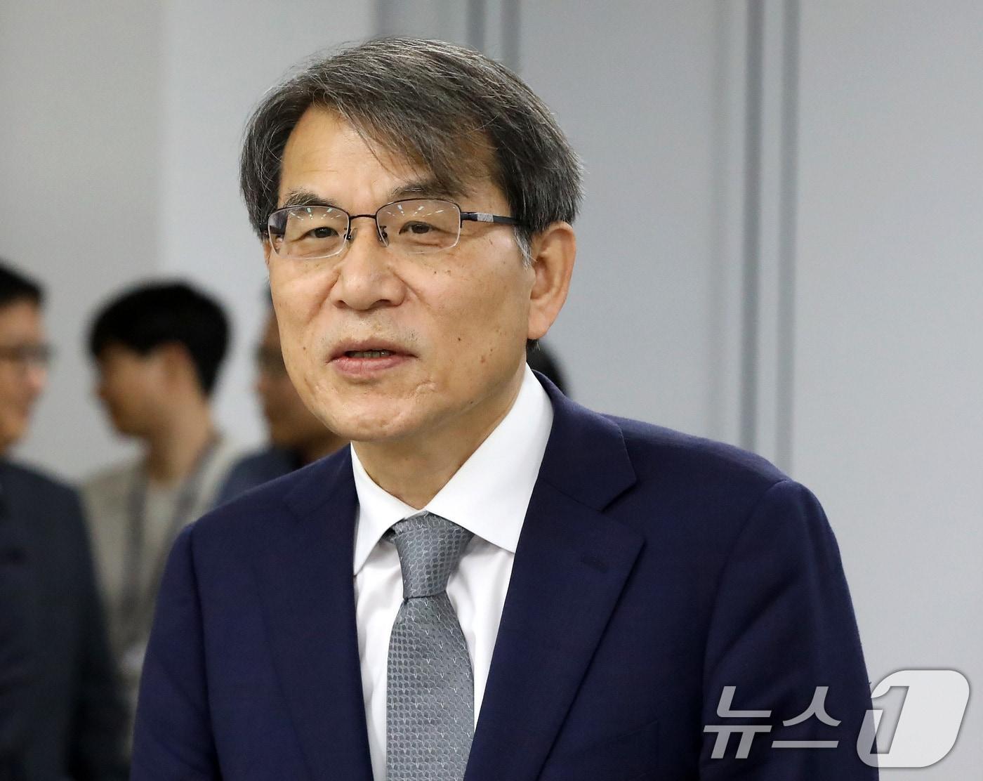본문 이미지 - 노태악 중앙선거관리위원장이 14일 부산 연제구 부산시선거관리위원회를 찾아 6·3 지방선거 후보자 등록 신청 절차 및 준비 상황 등 현장을 참관하고 있다. 2026.5.14 ⓒ 뉴스1 윤일지 기자