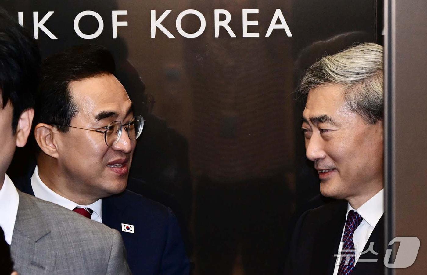 본문 이미지 - 박홍근 기획예산처 장관과 신현송 한국은행 총재가 14일 서울 중구 한국은행에서 가진 첫 회동에 앞서 대화를 나누고 있다. (공동취재)