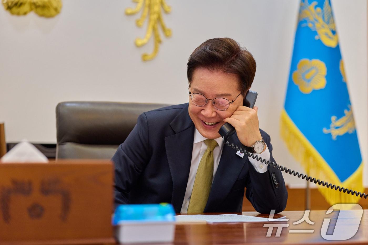 본문 이미지 - 이재명 대통령이 14일 청와대에서 클라우디아 셰인바움 파르도 멕시코 대통령과 전화 통화를 하고 있다. (청와대 제공. 재판매 및 DB 금지) 2026.5.14 ⓒ 뉴스1 이재명 기자