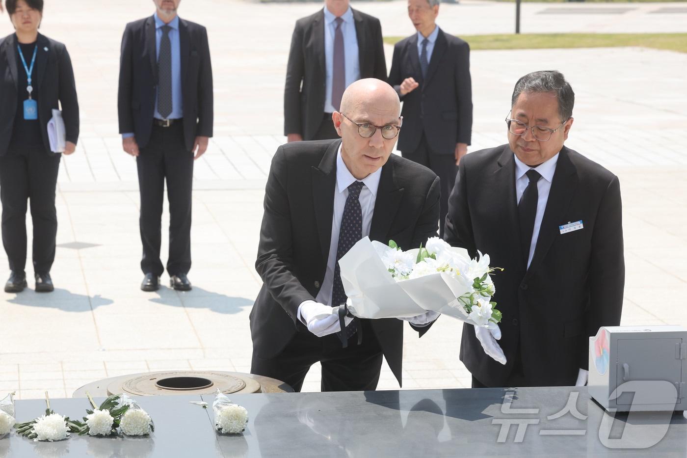 본문 이미지 - 볼커 튀르크 UN 인권최고대표가 지난 5월14일 오전 광주 북구 운정동 국립 5·18민주묘지에서 오월영령에 분향하고 있다. 2026.5.14 ⓒ 뉴스1 조수민 수습기자