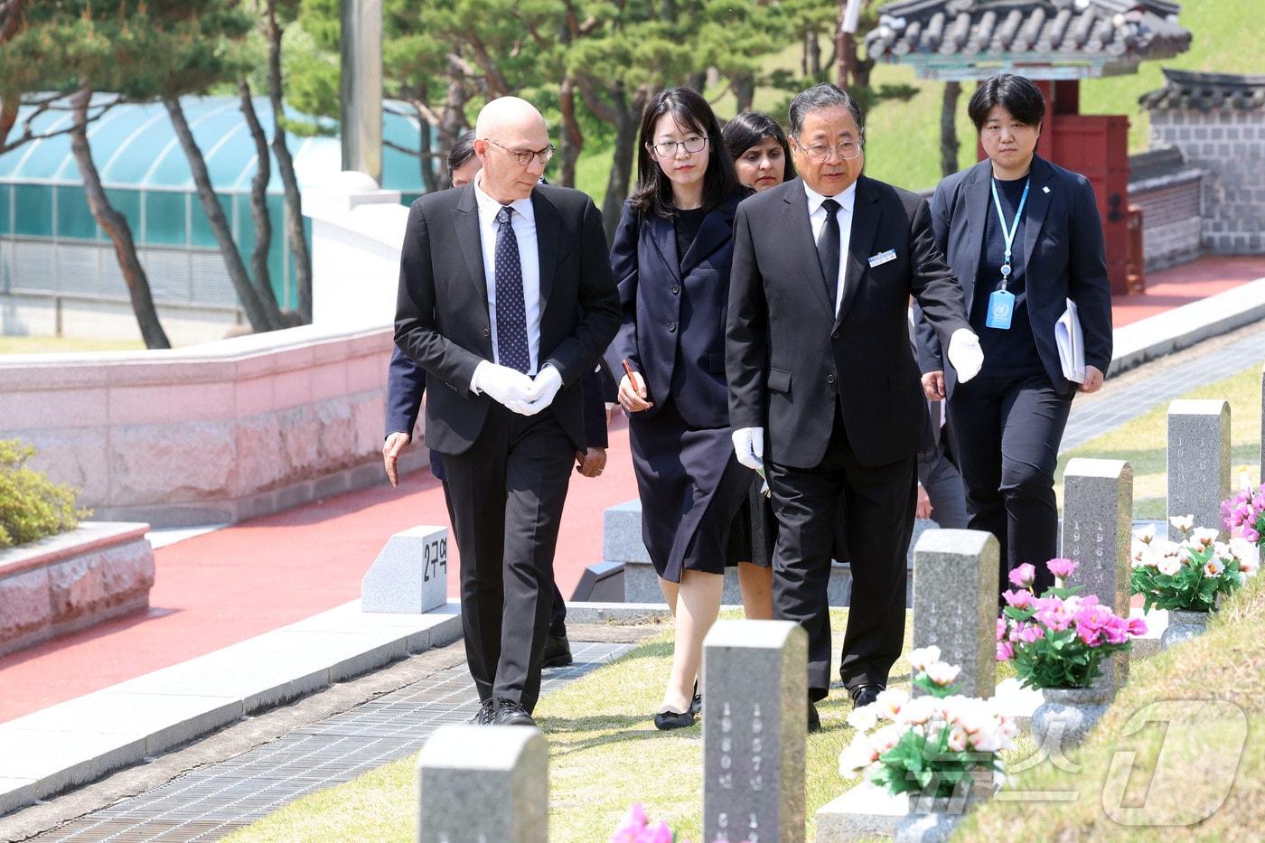 본문 이미지 - 볼커 튀르크 UN 인권최고대표 일행이 14일 오전 광주 북구 운정동 국립 5·18민주묘지에서 오월영령에 분향하고 있다.  ⓒ 뉴스1  조수민 수습기자