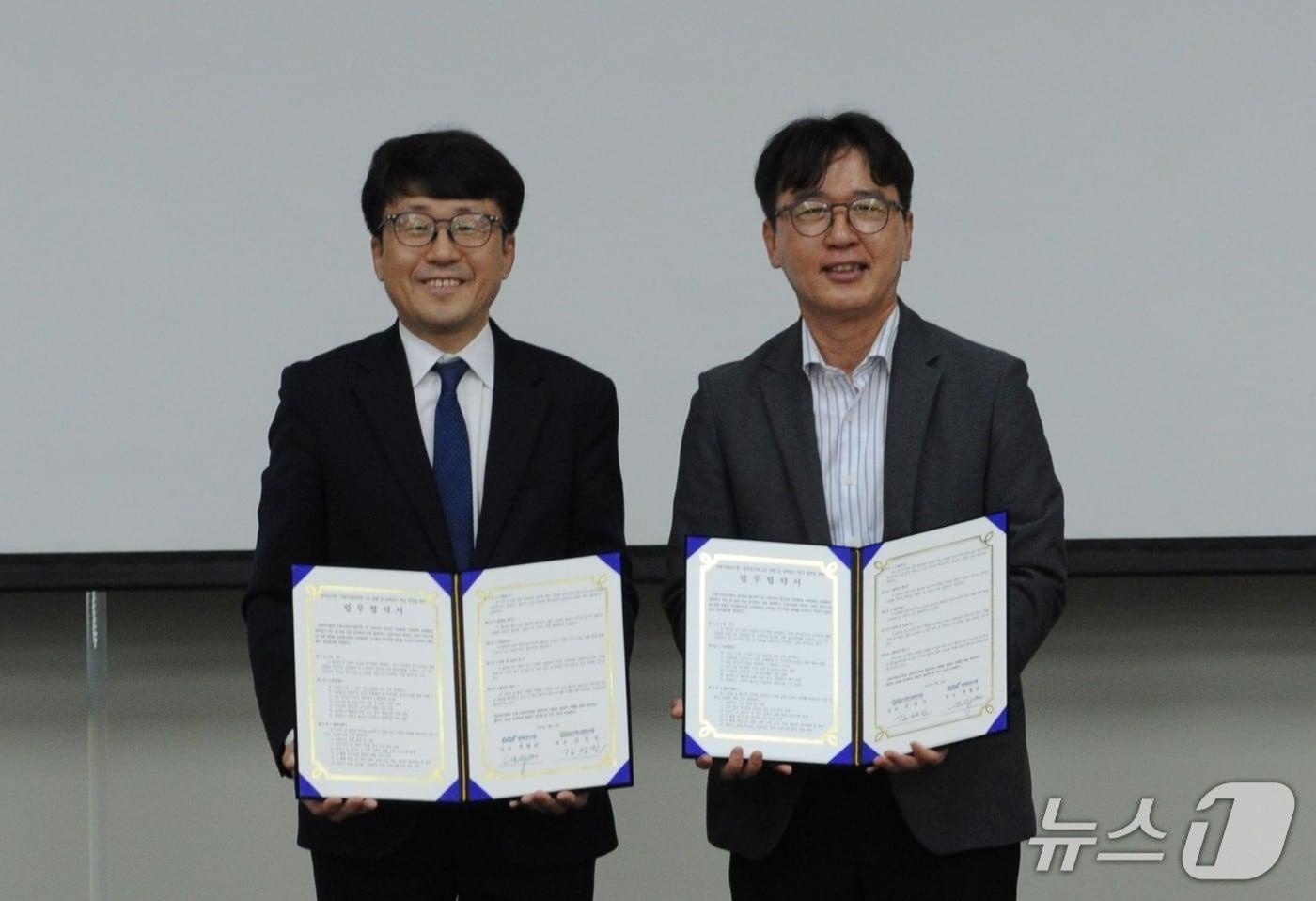 본문 이미지 - 경북연구원은 14일 연구원에서 수원시정연구원과 ‘지역정책 연구혁신 및 AX 전환 협력’을 위한 업무협약을 체결했다.