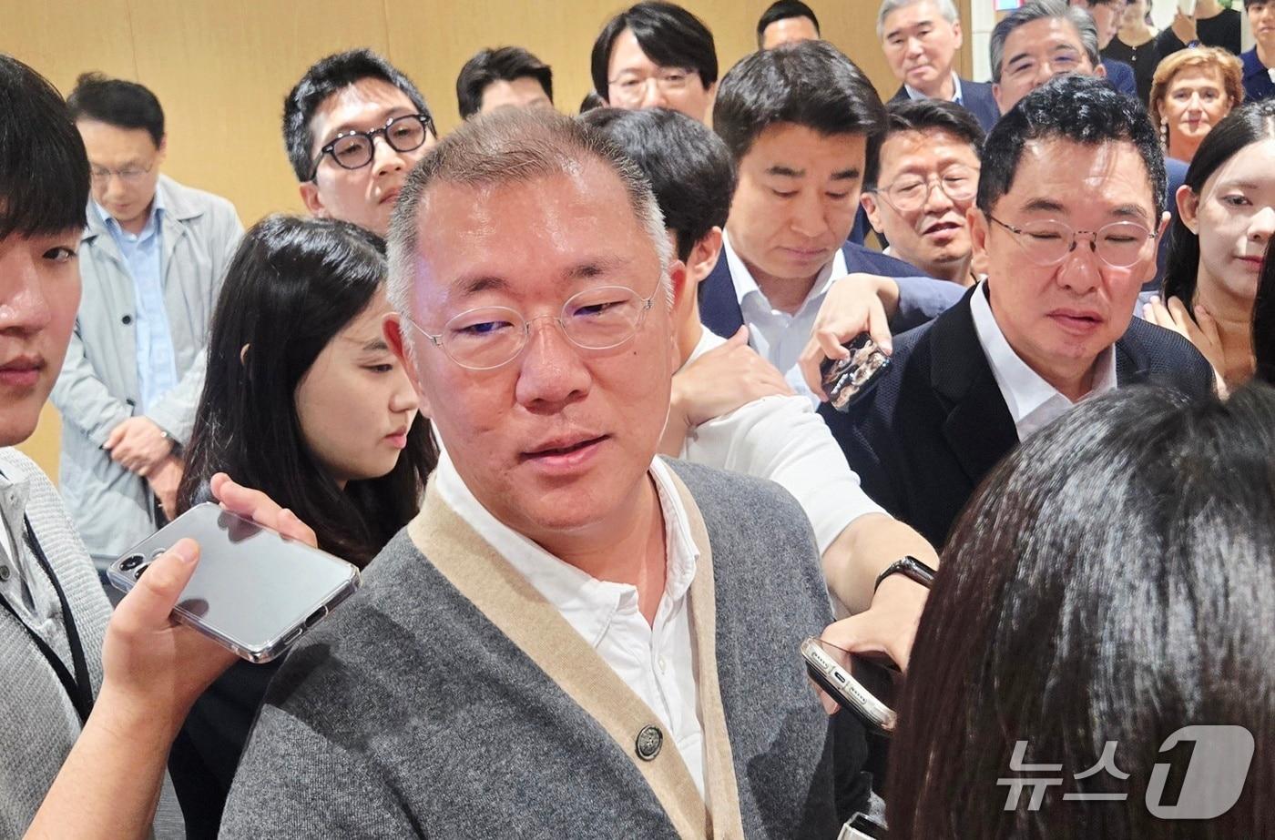 본문 이미지 -  정의선 현대차그룹 회장이 14일 서울 서초구 현대자동차그룹 양재 사옥에서 기자들과 만나 질의응답을 하고 있다. 2026.05.14 