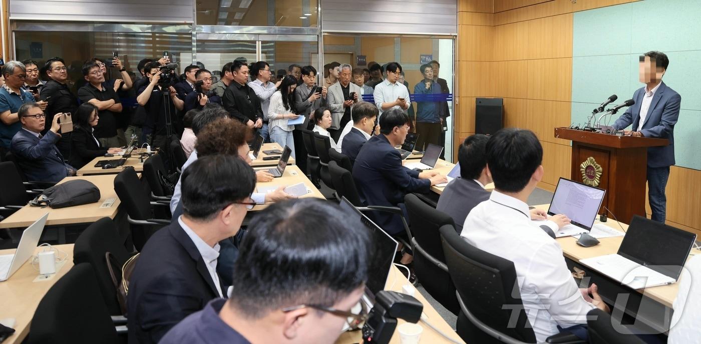 본문 이미지 - 14일 전북 전주시 전북특별자치도의회에서 이원택 더불어민주당 전북도지사 후보의 '식사비 대납' 의혹이 발생한 정읍의 한 음식점 점주가 당시 상황을 설명하고 있다. ⓒ 뉴스1 유경석 기자