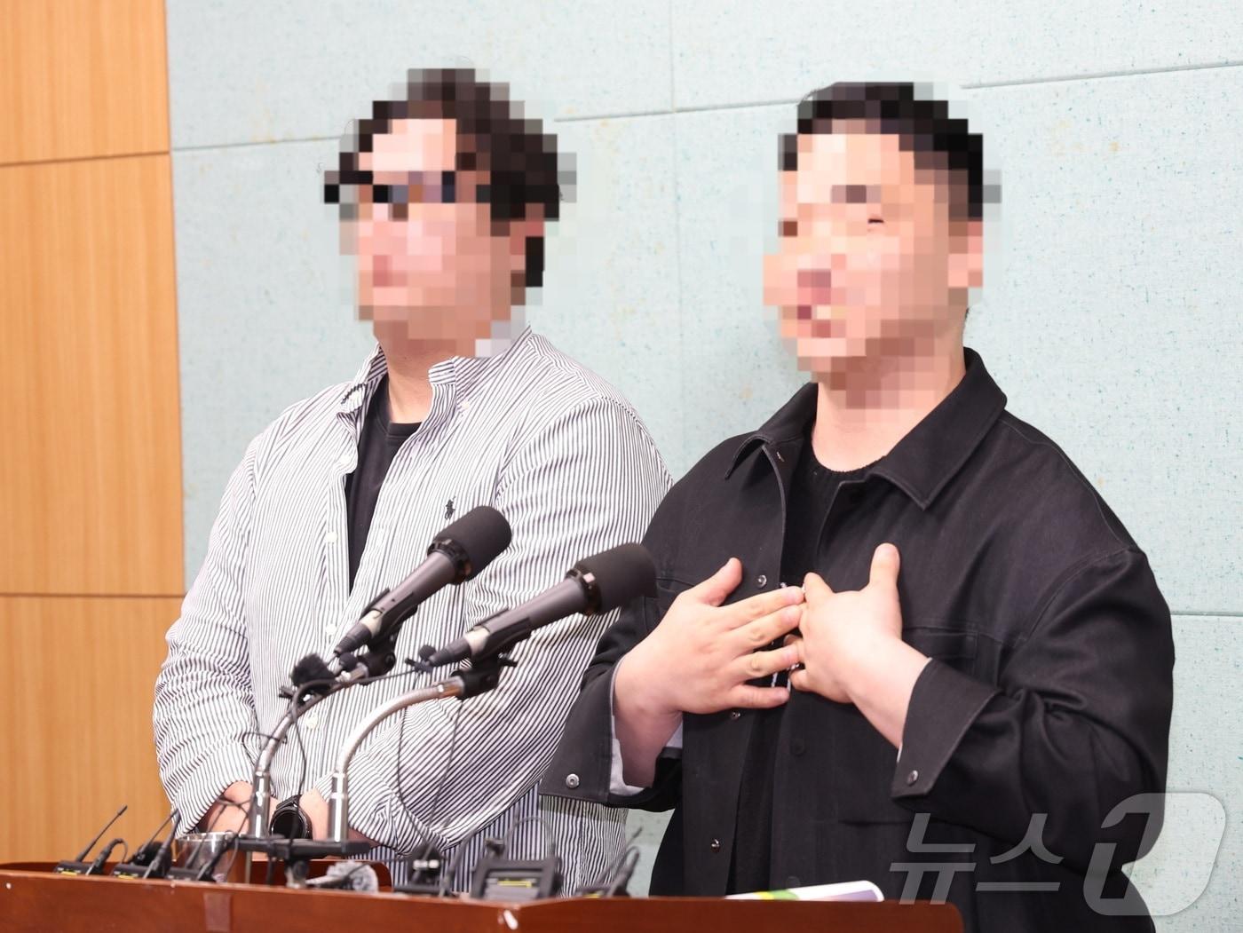 본문 이미지 - 14일 전북 전주시 전북특별자치도의회에서 이원택 더불어민주당 전북도지사 후보의 '식사비 대납' 의혹과 관련해 현장에 참석했던 2명의 청년들이 당시 상황을 설명하고 있다. 2026.5.14 ⓒ 뉴스1 유경석 기자