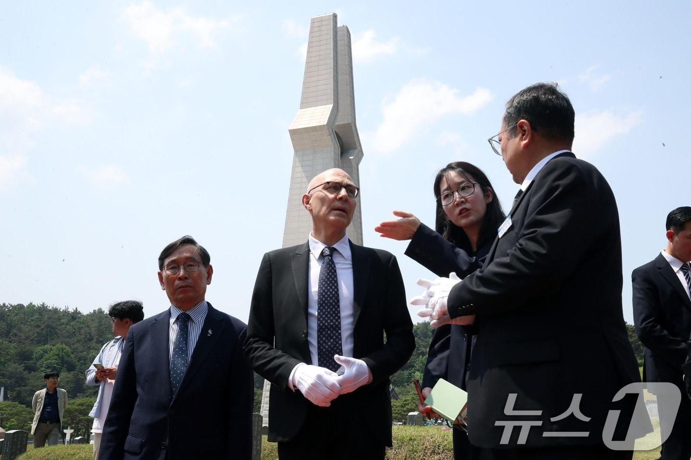 본문 이미지 - 볼커 튀르크 UN 인권최고대표 일행이 14일 오전 광주 북구 운정동 국립 5·18민주묘지에서 오월영령에 참배 후 열사 묘역을 찾아 추모하고 있다. 2026.5.14 ⓒ 뉴스1 조수민 수습기자