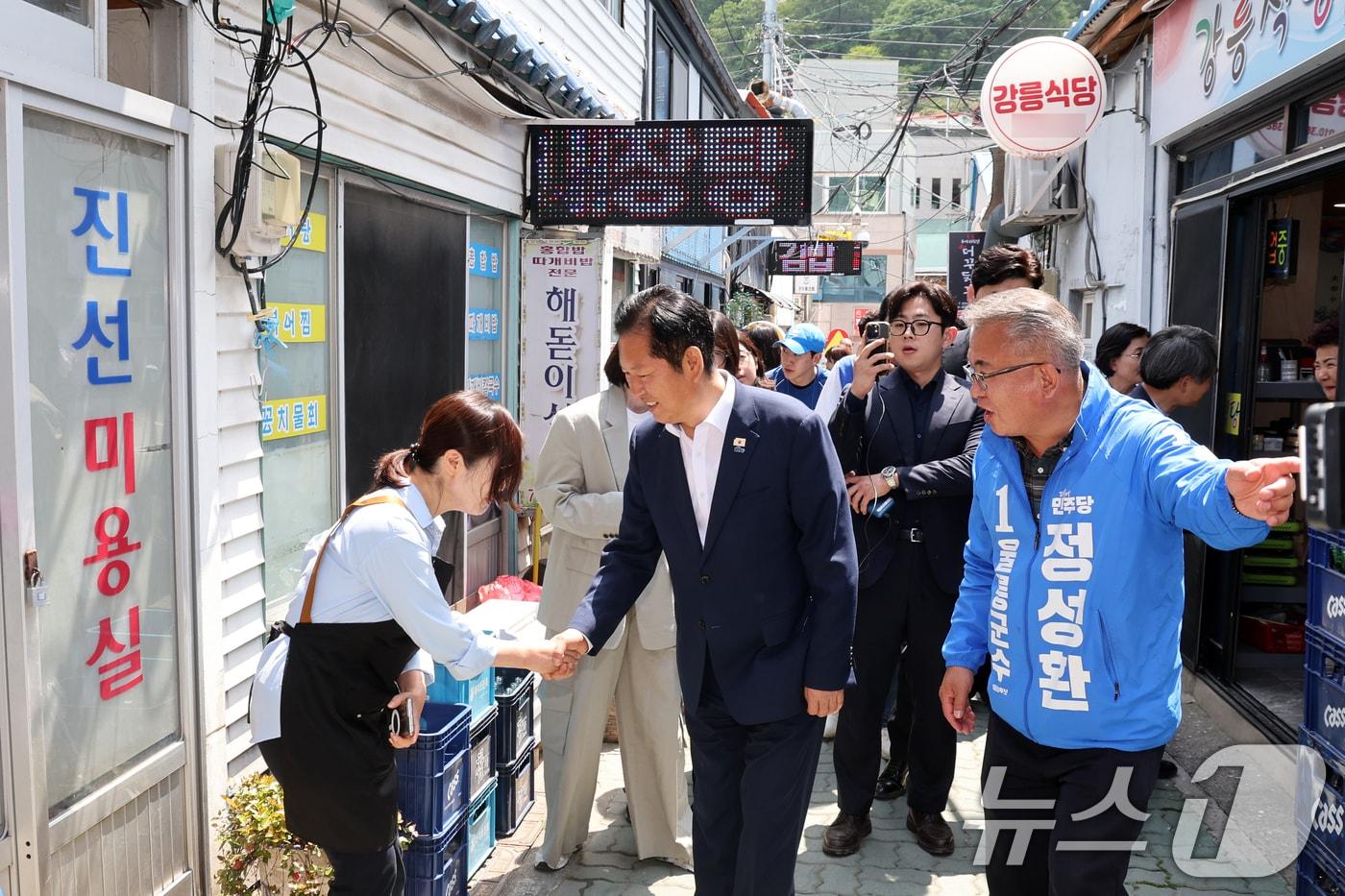 본문 이미지 - 정청래 더불어민주당 대표가 14일 경북 울릉군 저동 시가지에서 주민들과 인사를 나누고 있다. 2026.5.14 ⓒ 뉴스1 황기선 기자