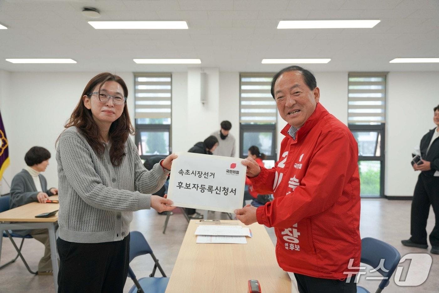 본문 이미지 - 이병선 국민의힘 강원 속초시장 후보가 6·3 지방선거 후보자 등록 첫날인 14일 속초시 선거관리위원회에 등록증을 제출하고 직원과 기념촬영을 하고 있다.(후보 측 제공, 재판매 및 DB 금지) 2026.5.14/뉴스1