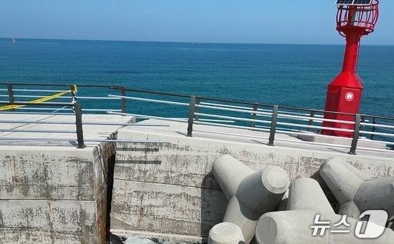 본문 이미지 - 제주시 애월읍 고내포구 방파제 일부가 끊긴 모습.(제주지방해양경찰청 제공. 재판매 및 DB 금지)