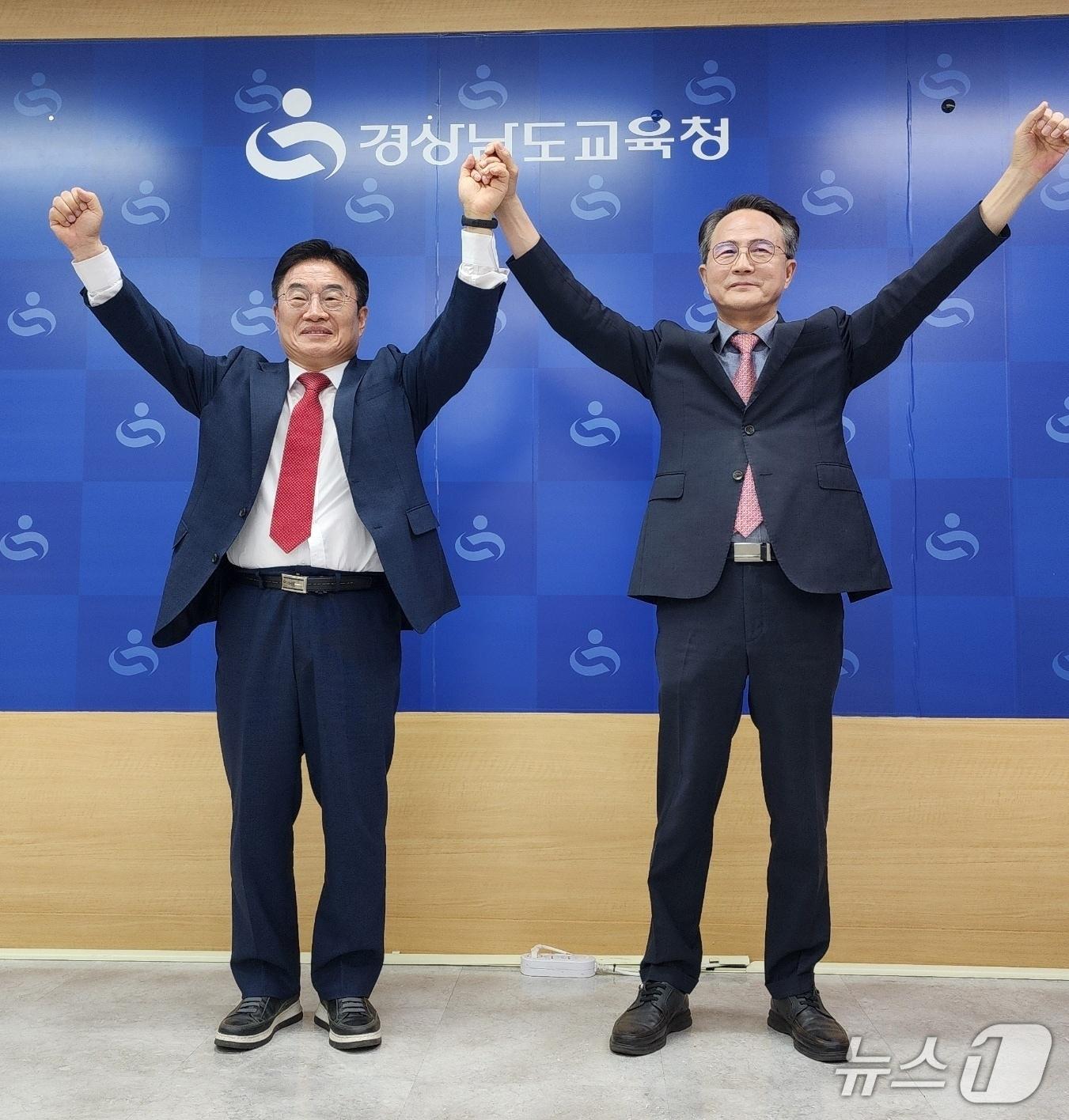 본문 이미지 - 김승오 경남교육감 예비후보(오른쪽)가 14일 경남교육청 브리핑룸에서 사퇴를 선언하고 권순기 후보(왼쪽) 지지를 선언하고 있다.(권순기 후보 측 제공. 재판매 및 DB금지)