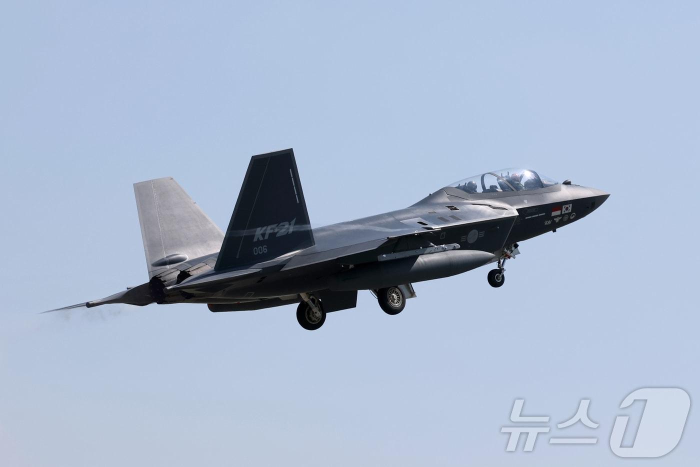 본문 이미지 - 지난 13일 경남 사천시 공군3훈련비행단에서 국산 초음속 전투기 KF-21 시제기가 이륙하고 있다.(자료사진) 2026.5.14 ⓒ 뉴스1 사진공동취재단
