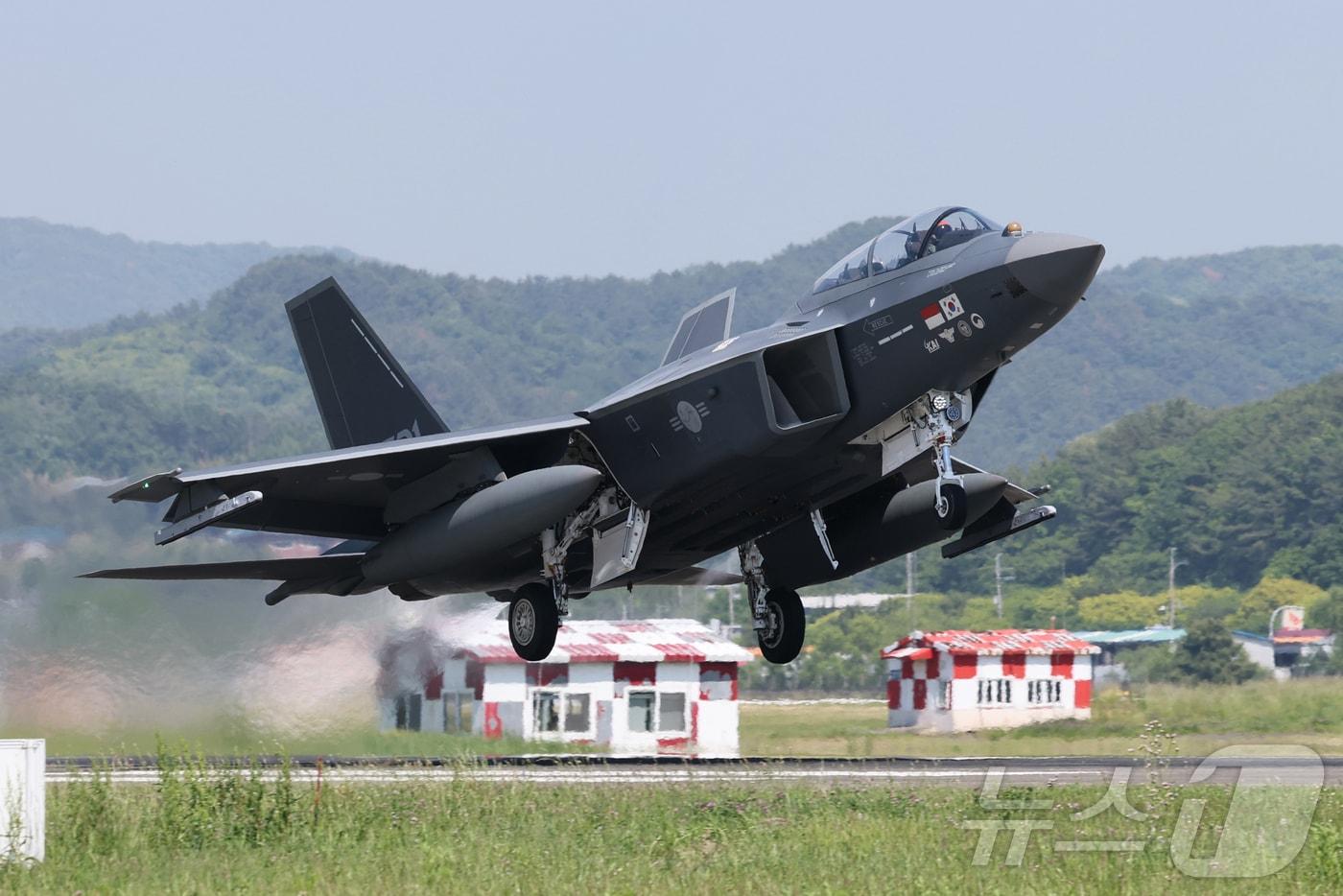 본문 이미지 - 국산 초음속 전투기 KF-21 시제기 이륙 모습. (사진은 기사 내용과 무관함) 2026.5.14./ ⓒ 뉴스1 사진공동취재단