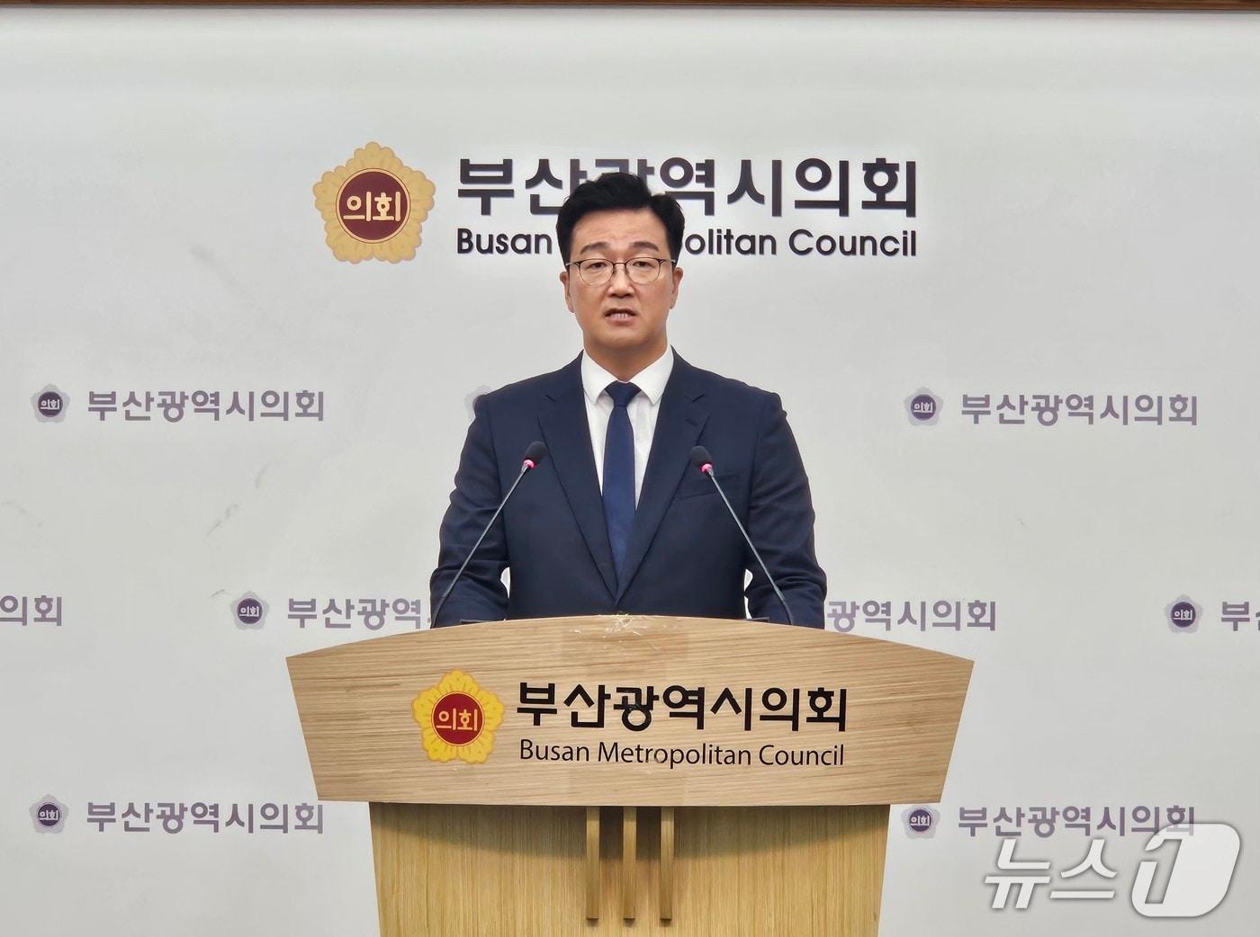 본문 이미지 - 노정현 연제구청장 후보가 14일 부산시의회에서 진행된 진보당 소속 연제구 시의원 후보 전원 사퇴 기자회견에서 기자회견문을 읽고 있다.(부산시의회 제공. 재판매 및 DB금지)