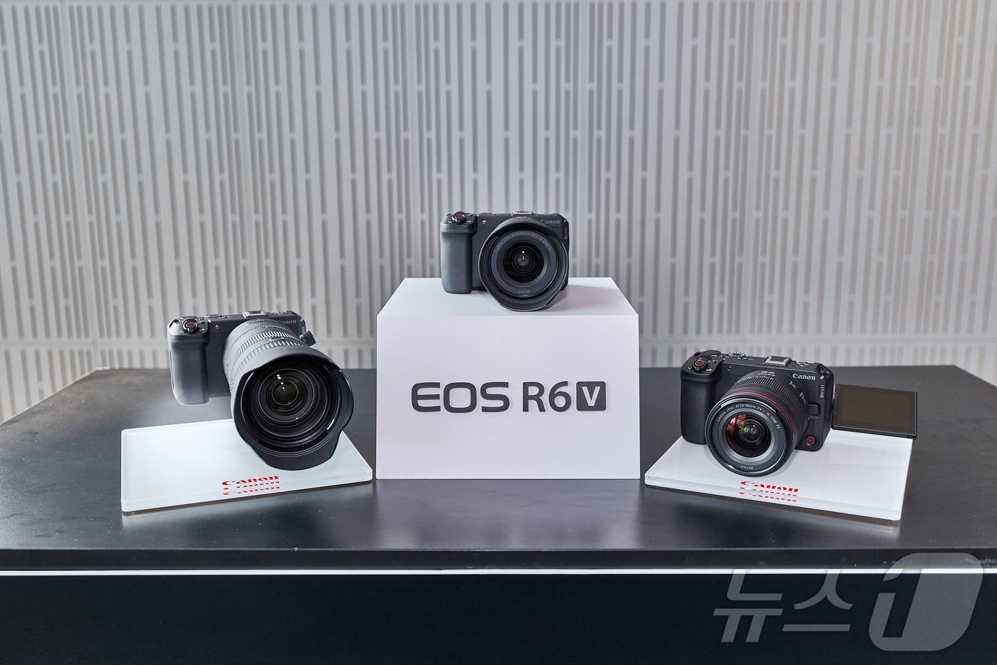 본문 이미지 - 캐논코리아는의 영상 크리에이터를 위한 풀프레임 미러리스 신제품 ‘EOS R6 V’와 파워 줌 렌즈 ‘RF20-50mm F4 L IS USM PZ’. (캐논코리아 제공. 재판매 및 DB 금지) 2026.5.14 ⓒ 뉴스1
