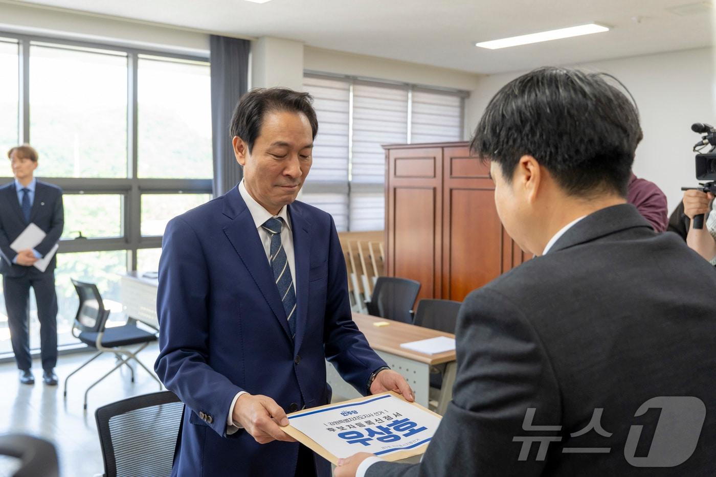 본문 이미지 - 우상호 더불어민주당 강원특별자치도지사 후보가 14일 강원도선거관리위원회를 찾아 후보 등록 서류를 제출하고 본격적인 지방선거 체제에 돌입했다.(우상호 후보 측 제공. 재판매 및 DB금지) ⓒ 뉴스1 이종재 기자