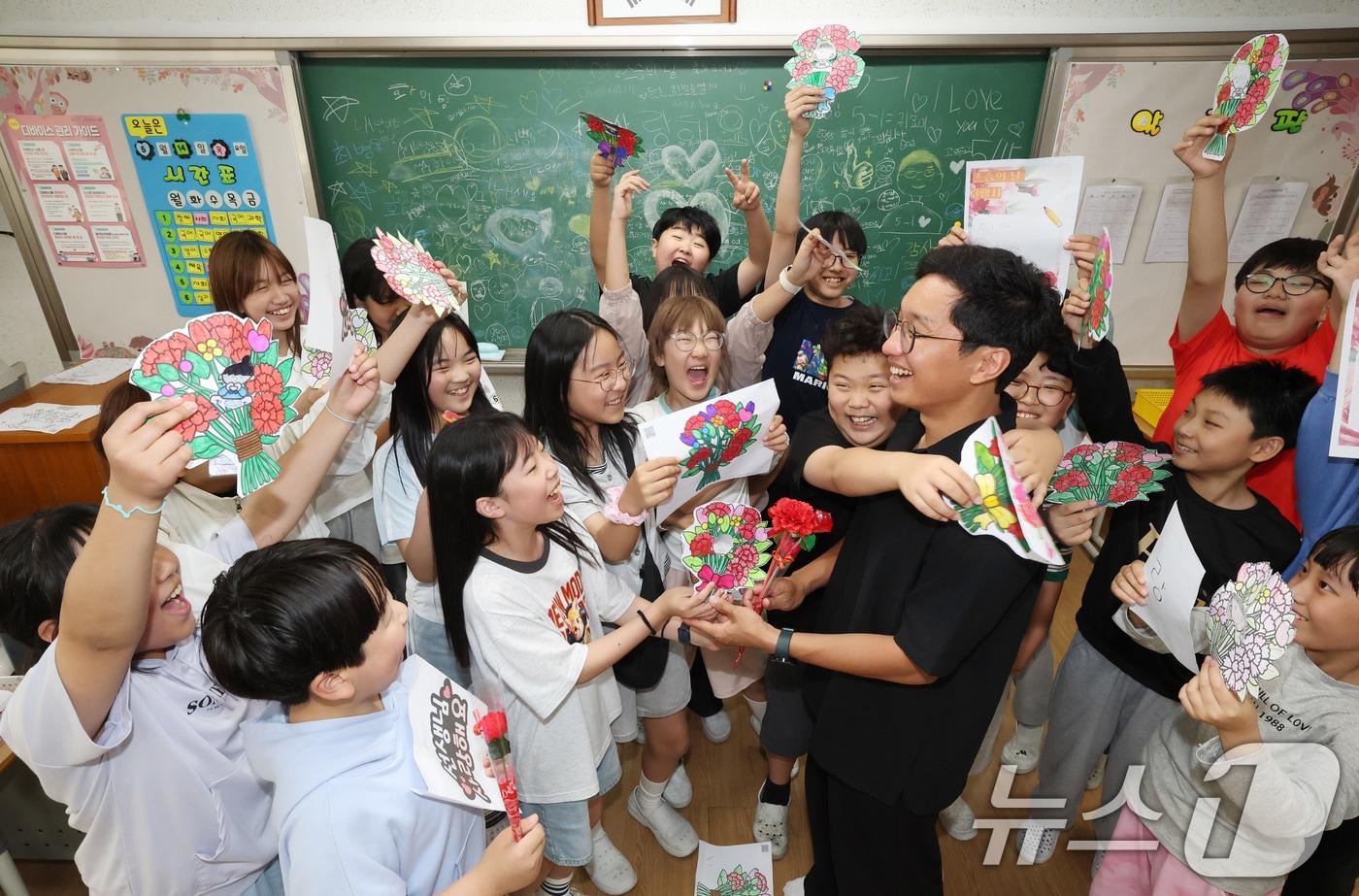본문 이미지 - 스승의 날을 하루 앞둔 14일 경기 수원시 영통구 효동초등학교에서 학생들이 담임선생님에게 감사 인사를 전하고 있다. 2026.5.14 ⓒ 뉴스1 김영운 기자