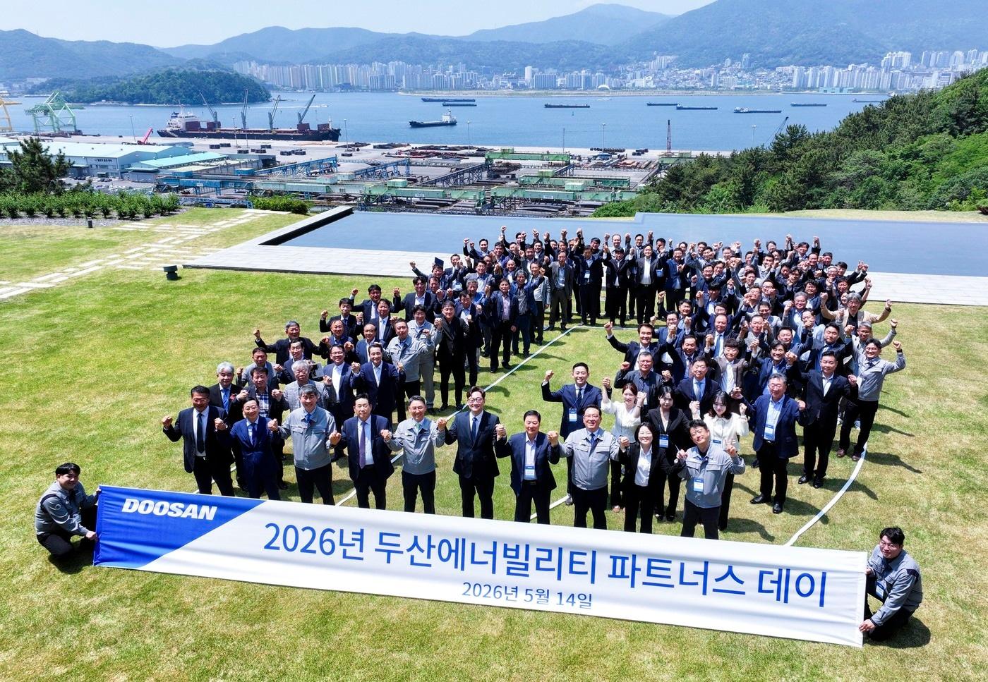본문 이미지 - 14일 두산에너빌리티 창원 본사에서 진행된 '2026 파트너스 데이'에서 참석자들이 기념촬영을 하고 있다.(두산에너빌리티제공)