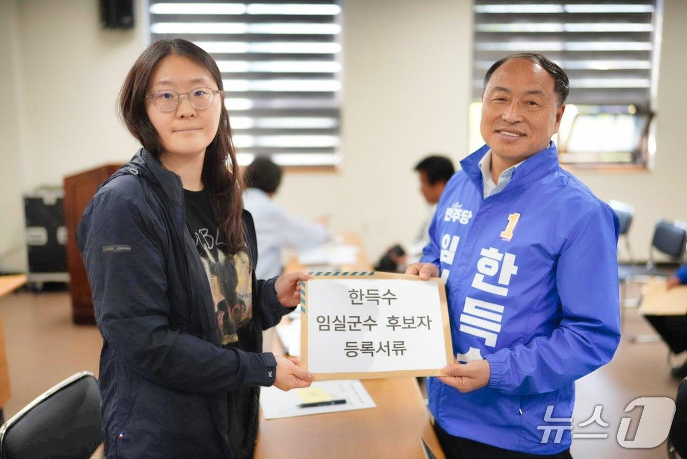 본문 이미지 - 14일 한득수 더불어민주당 전북 임실군수 후보가 선거관리위원회에서 후보자 등록을 하고 있다.(선거사무실제공. 재판매 및 DB금지)2026.5.14/뉴스1