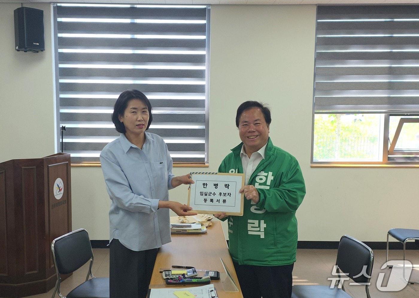 본문 이미지 - 14일 무소속으로 전북 임실군수에 출마한 한병락 임실군수 후보가 선거관리위원회에서 후보자 등록을 하고 있다.(선거사무실제공, 재판매 및 DB금지)2026.5.14/뉴스1