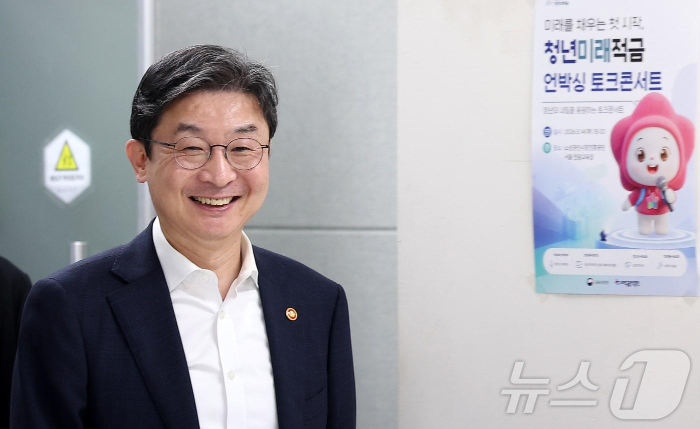 본문 이미지 - 이억원 금융위원장이 14일 서울 종로구 소상공인시장진흥공단 서울전용교육장에서 청년미래적금 언박싱 토크콘서트에 참석하고 있다. 2026.5.14 ⓒ 뉴스1 김성진 기자