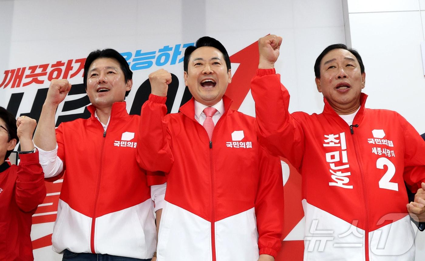 본문 이미지 - 장동혁 국민의 힘 당대표가 14일 세종시 나성동 최민호 국민의 힘 세종시장 후보 선거사무소 개소식에 참석하여 선거승리 화이팅을 외치고 있다. 2026.5.14 ⓒ 뉴스1 김기남 기자