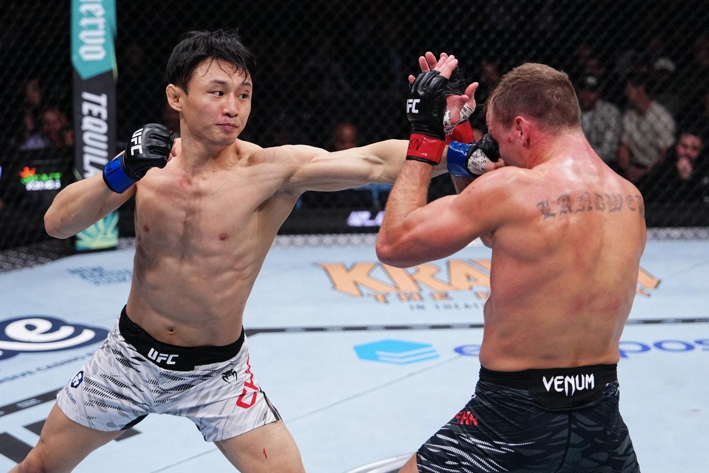 본문 이미지 - 경기 중인 최두호(왼쪽)의 모습.(UFC 제공)