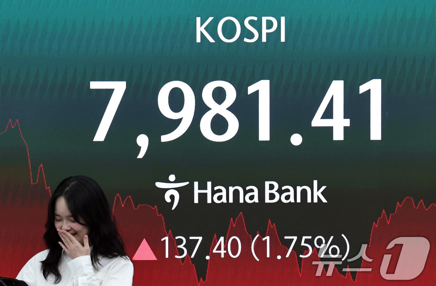 본문 이미지 - 14일 오후 서울 중구 하나은행 본점 딜링룸 전광판에 코스피 지수 등 종가가 표시되고 있다.  2026.5.14 ⓒ 뉴스1 구윤성 기자