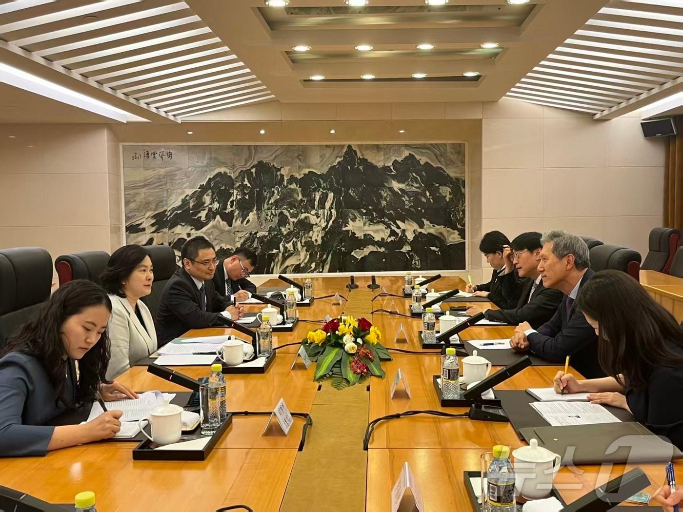 본문 이미지 - 노재헌 주중 한국대사가 13일 중국 외교부에서 화춘잉 부부장과 면담하고 한중 관계 등에 대해 논의했다. (주중 한국대사관 제공) ⓒ 뉴스1 정은지 특파원