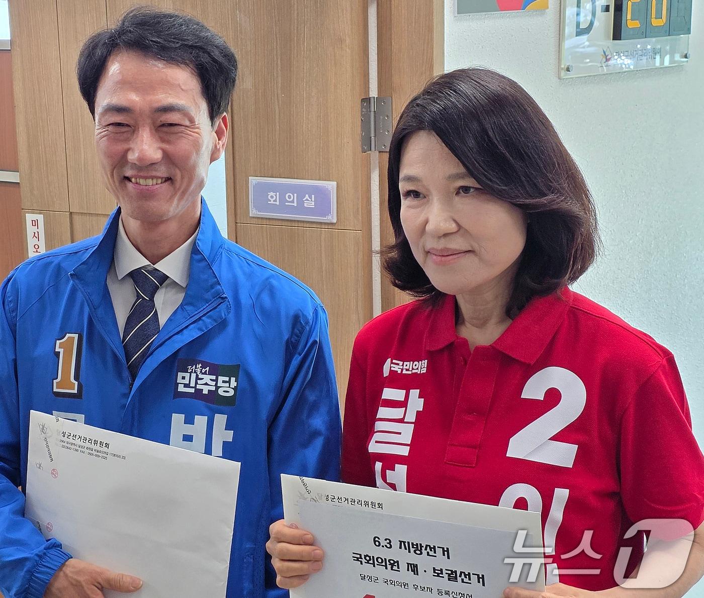 본문 이미지 - 대구 달성군 국회의원 재보궐선거에 출마하는 이진숙 국민의힘 후보와 박형룡 더불어민주당 후보가 14일 오후 달성군선거관리위원회를 찾아 후보 등록을 하고 있다. (이진숙 캠프 제공. 재판매 및 DB금지) 2026.5.14 ⓒ 뉴스1 공정식 기자