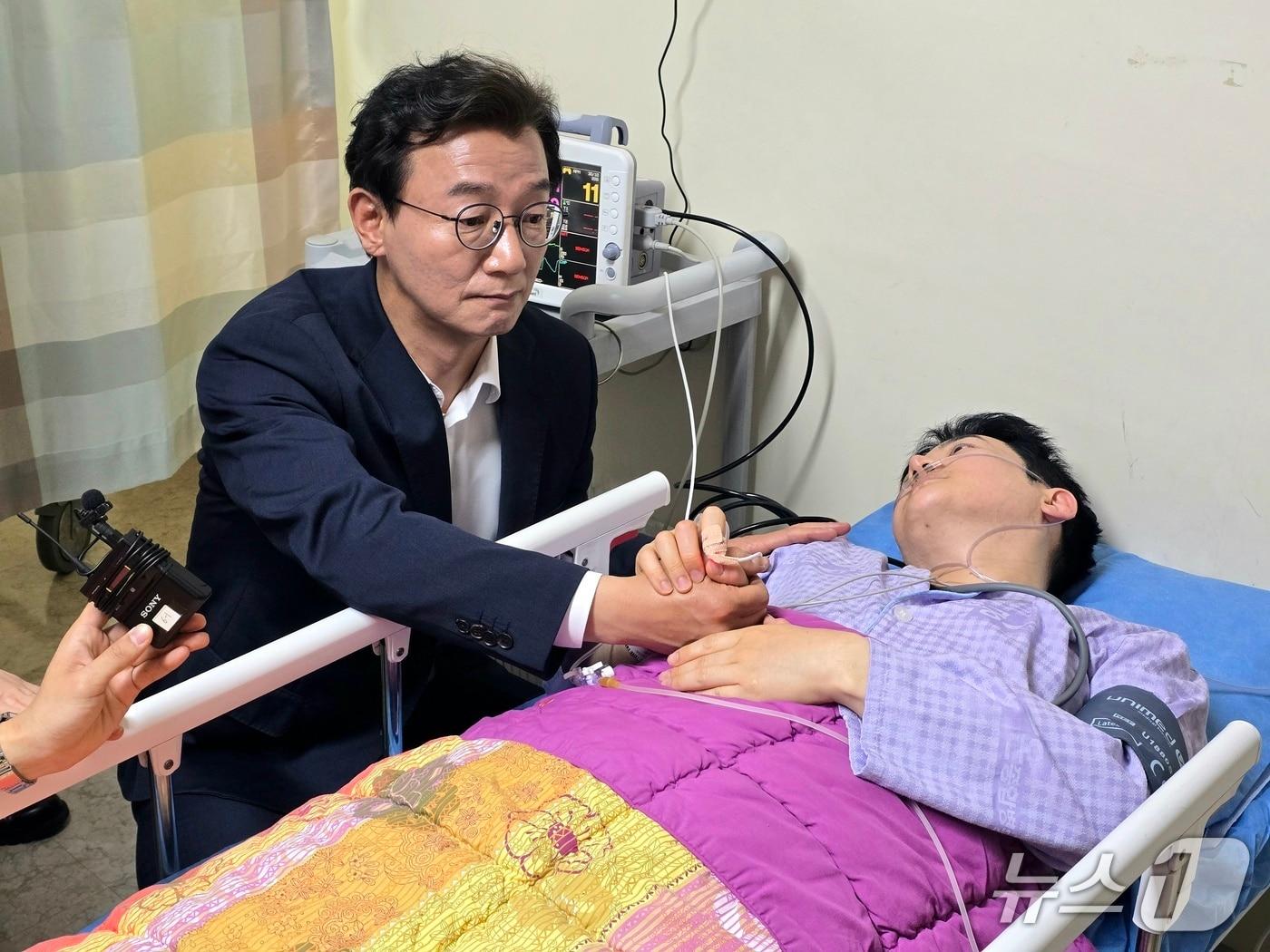 본문 이미지 - 전재수 민주당 부산시장 후보가 정이한 개혁신당 부산시장 후보의 손을 잡고 위로의 말을 전하고 있다.2026.5.14 ⓒ 뉴스1 이주현 기자