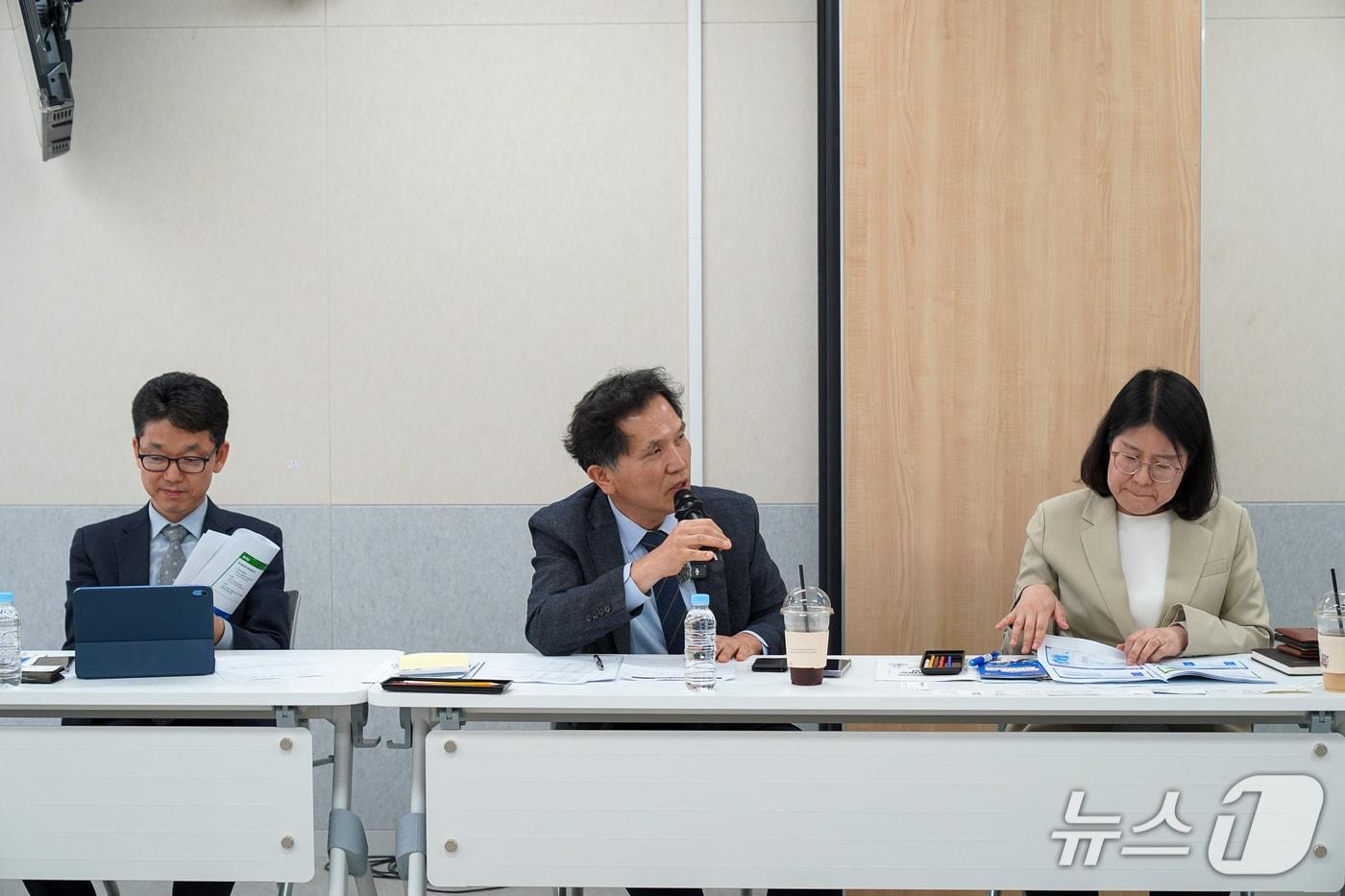 본문 이미지 - 박종필 노사발전재단 사무총장이 취임 1주년 기자간담회에서 인삿말을 하고 있다. (사진제공=노사발전재단)