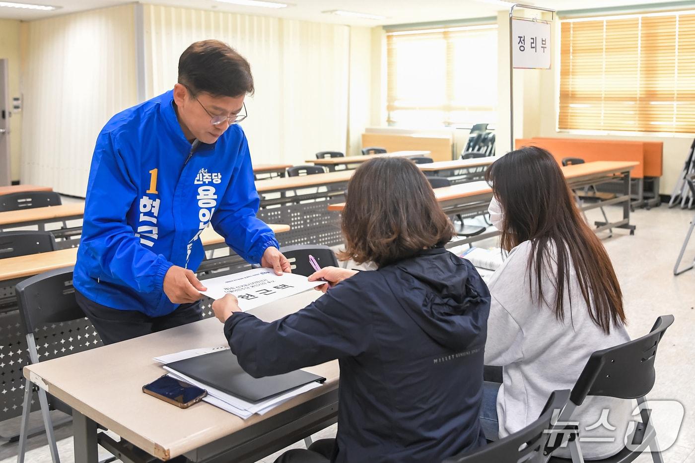 본문 이미지 - 현근택 용인시장 후보가 처인구선거관리위원회에서 14일 후보 등록을 하고 있다.(후보측 제공)