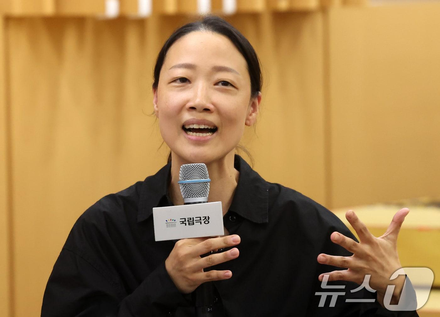 본문 이미지 - 박지혜 연출가가 14일 오후 서울 중구 국립극장 뜰아래연습장에서 열린 연극 ‘당신 좋을대로’ 라운드인터뷰에서 작품에 대해 설명하고 있다. 셰익스피어 희극 ‘As You Like It’를 재해석한 작품으로 7명의 배우가 다양한 인물을 오가며 유쾌한 코미디를 선보인다. 2026.5.14 ⓒ 뉴스1 조연우 인턴기자