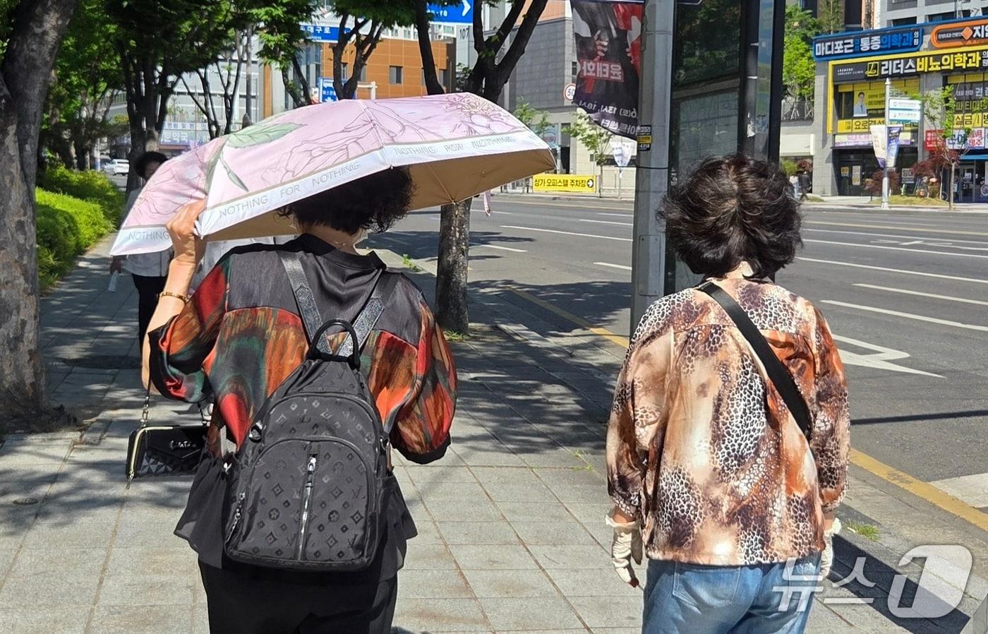 본문 이미지 - 14일 오후 초여름 날씨를 보인 대구 도심에서 시민들이 양산을 쓰거나 챙이 넓은 모자를 착용한 채 이동하고 있다.2026.5.14 ⓒ 뉴스1 이성덕 기자